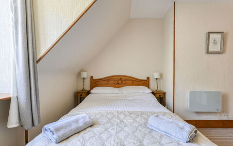 Coach House on Aigas Golf Course: Letto, Camera Da Letto, Legna, Mobilia, Lenzuolo, Bedding, Interior Design, Pavimento, Casa, Telaio Del Letto