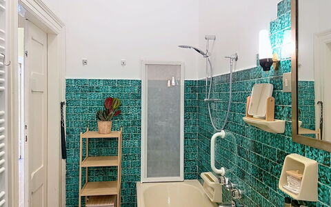 Una Finestra sul Lago: Interior Design, Pavimentazione, Pavimento, Idraulico Fixture, Idraulico, Bagno, Piastrella, Lavandino Del Bagno, Camera, Rubinetto