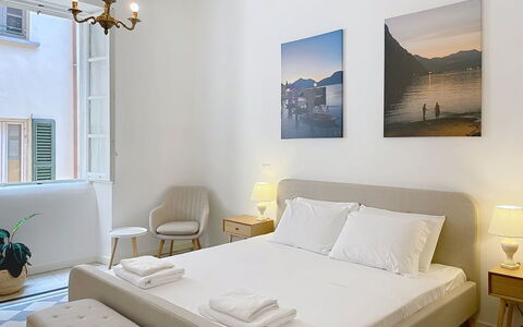 Una Finestra sul Lago: Pavimento, Pavimentazione, Interior Design, Appartamento, Mobilia, Cuscino, Lancia Cuscino, Camera Da Letto, Letto, Cuscino