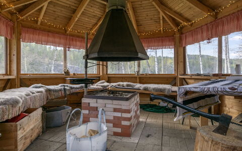 Villa Kaidanjylhä: Cielo, Mobilia, Legna, Mobili Da Esterno, Tavolo, Sedia, Nube, Tavolo Esterno, Latifoglie, Plank