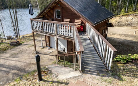 Villa Kaidanjylhä: Cielo, Mobilia, Legna, Mobili Da Esterno, Tavolo, Sedia, Nube, Tavolo Esterno, Latifoglie, Plank