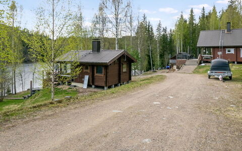 Villa Kaidanjylhä: Cielo, Mobilia, Legna, Mobili Da Esterno, Tavolo, Sedia, Nube, Tavolo Esterno, Latifoglie, Plank