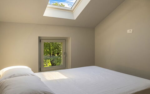 Zani: Parete, Camera Da Letto, Interior Design, Legna, Soffitto, Pavimento, Letto, Pavimentazione, Illuminazione, Casa