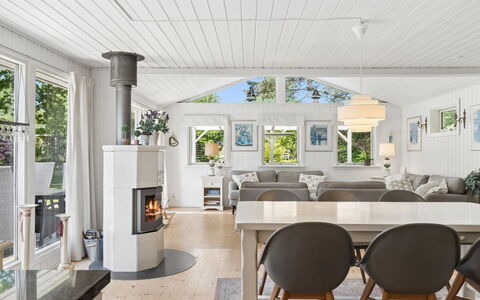 Stig - 1.1Km from the Sea: Legna, Interior Design, Soffitto, Pavimentazione, Casa, Pavimento, Mobilia, Soggiorno, Pavimento In Legno, Lampada