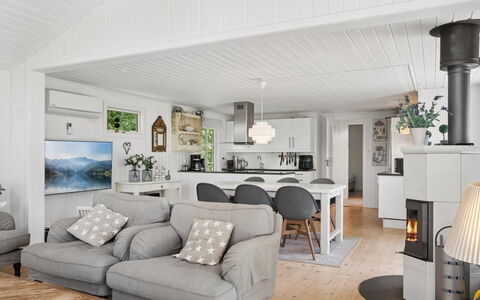 Stig - 1.1Km from the Sea: Mobilia, Interior Design, Legna, Pavimentazione, Soggiorno, Soffitto, Divano, Pavimento, Casa, Camera