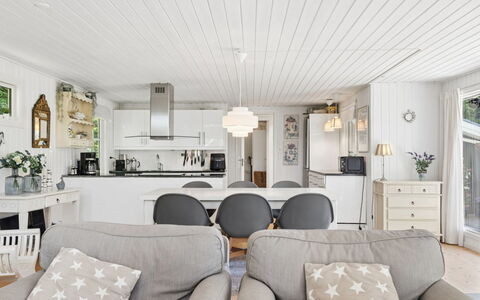 Stig - 1.1Km from the Sea: Mobilia, Interior Design, Legna, Soffitto, Pavimentazione, Lampada, Casa, Soggiorno, Illuminazione, Pavimento