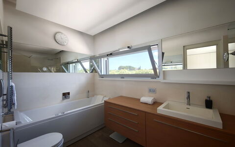Villa Mulberry Garden - Esclusiva con Piscina Priv: Interior Design, Idraulico Fixture, Pavimentazione, Soffitto, Pavimento, Lavello, Rubinetto, Bagno, Idraulico, Illuminazione