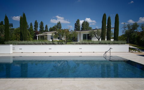 Villa Mulberry Garden - Esclusiva con Piscina Priv: Piscina, Materiale Composito, Shade, Giardino, Landscaping, Riflessione, Giochi D'Acqua, Ricorrere, Reflecting Pool, Sempreverde