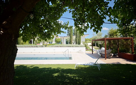 Villa Mulberry Garden - Esclusiva con Piscina Priv: Piscina, Shade, Giardino, Landscaping, Ricorrere, Backyard, Mobili Da Esterno, Cortile, Prato, Giochi D'Acqua
