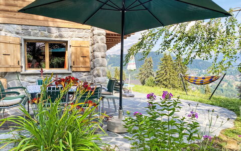 Chalet le Cornuit: Ombrello, Mobili Da Esterno, Mobilia, Sedia, Giardino, Shade, Tavolo Esterno, Landscaping, Cortile, Eco Hotel