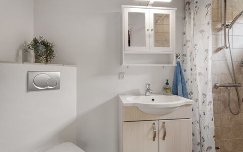 Maris - 200M from the Sea: Lavandino Del Bagno, Idraulico Fixture, Lavello, Cabinetry, Mobiletto Del Bagno, Bagno, Mobilia, Interior Design, Rubinetto, Pavimentazione