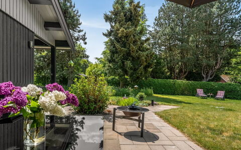 Maris - 200M from the Sea: Giardino, Arbusto, Lotto, Casa, Groundcover, Shade, Landscaping, Prato, Cortile