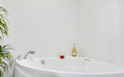 Eve - 700M from the Sea: Vasca Da Bagno, Idraulico Fixture, Bagno, Interior Design, Idraulico, Rubinetto, Lavello