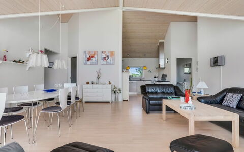 Eve - 700M from the Sea: Interior Design, Mobilia, Divano, Soffitto, Soggiorno, Pavimentazione, Casa, Pavimento, Camera