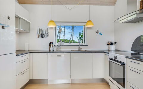 Eve - 700M from the Sea: Cucina, Pavimentazione, Interior Design, Legna, Controsoffitto, Soffitto, Pavimento, Elettrodomestico Da Cucina, Casa, Illuminazione