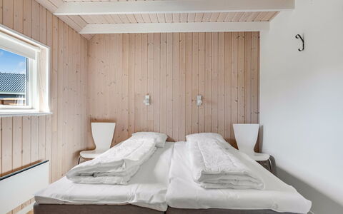 Eve - 700M from the Sea: Legna, Camera Da Letto, Pavimento, Pavimentazione, Soffitto, Interior Design, Letto, Lenzuolo, Bedding, Color Legno