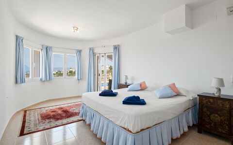 Bougainvillea: Mobilia, Appartamento, Ricorrere, Hotel, Sedia, Camera Da Letto, Tenda, Finestra Trattamento, Villa, Letto
