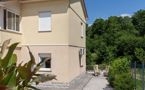 Romana: Casa, Zona Residenziale, Casa, Porta, Villetta, Raccordo, Finestra A Ghigliottina, Estate, Dipingere, Cortile