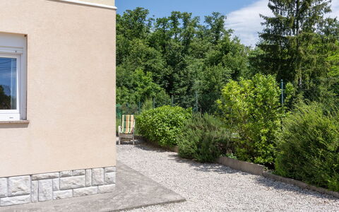 Romana: Arbusto, Roccia, Casa, Groundcover, Giardino, Driveway, Flagstone, Calcestruzzo, Passerella