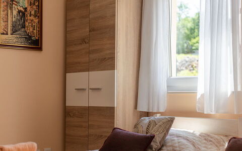 Romana: Mobilia, Parete, Interior Design, Legna, Camera Da Letto, Cabinetry, Letto, Pavimento, Cassetto, Pavimentazione
