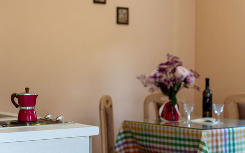 Romana: Mobilia, Interior Design, Camera, Illuminazione, Bicchieri, Sedia, Serveware, Cucina & Sala Da Pranzo Tavolo, Elettrodomestico Da Cucina, Cornice