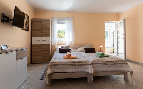 Romana: Mobilia, Interior Design, Letto, Camera Da Letto, Legna, Pavimento, Pavimentazione, Soffitto, Camera, Lenzuolo