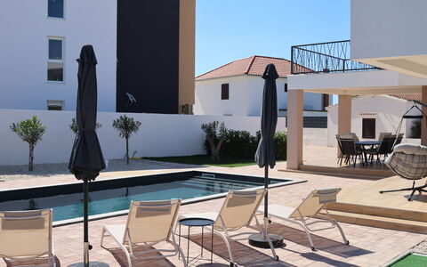 Amara: Zona Residenziale, Architettura, Mobilia, Piscina, Mobili Da Esterno, Pavimento, Materiale Composito, Casa, Shade, Appartamento