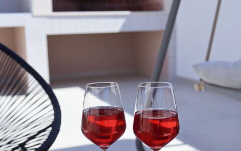Amara: Tavola, Bicchieri, Serveware, Cibo, Stemware, Vino Rosso, Dishware, Bicchiere Di Vino, Piatto, Vino