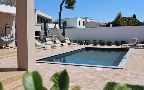 Amara: Piscina, Mobili Da Esterno, Urban Design, Materiale Composito, Ricorrere, Shade, Sedia, Calcestruzzo, Lettino, Estate
