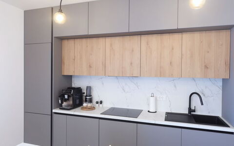 Amara: Mobilia, Cucina, Controsoffitto, Interior Design, Cabinetry, Elettrodomestico Da Cucina, Legna, Pavimentazione, Soffitto, Lampada