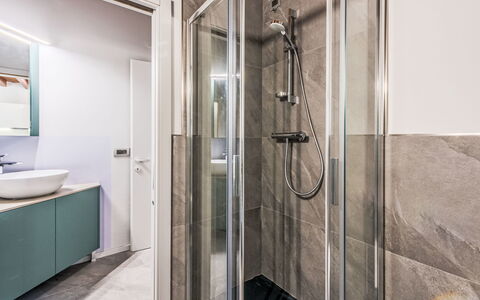Silvia: Pavimentazione, Pavimento, Interior Design, Idraulico Fixture, Bagno, Soffitto, Idraulico, Rubinetto, Piastrella, Camera