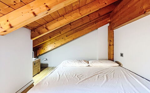 Silvia: Interior Design, Legna, Pavimentazione, Soffitto, Pavimento, Camera, Attico, Camera Da Letto, Mobilia, Latifoglie