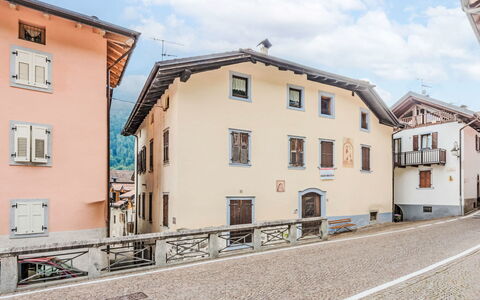 Silvia: Finestra, Casa, Urban Design, Porta, Appartamento, Balcone