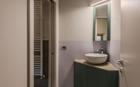 Silvia: Parete, Interior Design, Pavimentazione, Pavimento, Idraulico Fixture, Lavandino Del Bagno, Illuminazione, Lavello, Soffitto, Bagno