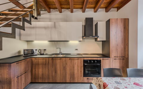 Silvia: Pavimentazione, Mobilia, Interior Design, Legna, Cucina, Controsoffitto, Cabinetry, Pavimento, Pavimento In Legno, Soffitto