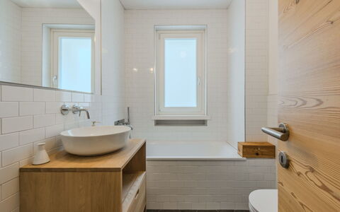 La Casa di Bruna: Bagno, Lavandino Del Bagno, Parete, Idraulico Fixture, Pavimentazione, Interior Design, Specchio, Legna, Pavimento, Lavello