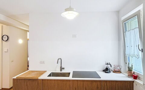 La Casa di Bruna: Cucina, Controsoffitto, Interior Design, Pavimentazione, Elettrodomestico Da Cucina, Cabinetry, Legna, Pavimento, Soffitto, Lampada