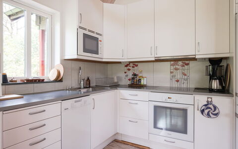 Lövekulle: Cucina, Controsoffitto, Elettrodomestico Da Cucina, Cabinetry, Pavimentazione, Interior Design, Legna, Apparecchio Major, Lavandino Della Cucina, Pavimento