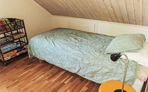 Lövekulle: Pavimento, Pavimentazione, Camera Da Letto, Legna, Mobilia, Pavimento In Legno, Letto, Interior Design, Lenzuolo, Biancheria