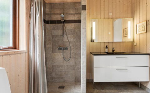 Stasia - 50M from the Sea: Pavimentazione, Pavimento, Parete, Idraulico Fixture, Legna, Interior Design, Bagno, Idraulico, Piastrella, Mobiletto Del Bagno