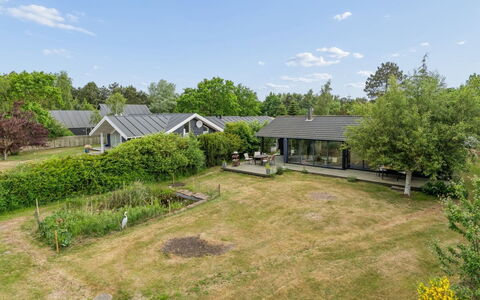 Stasia - 50M from the Sea: Casa, Tetto, Arbusto, Casa, Zona Residenziale, Lotto, Villetta, Giardino, Groundcover