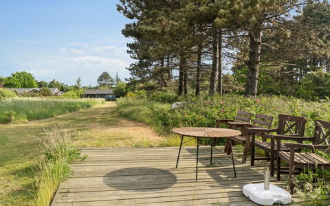 Stasia - 50M from the Sea: Arbusto, Lotto, Comunita 'Impianto, Mobilia, Giardino, Groundcover, Mobili Da Esterno, Tavolo Esterno, Backyard