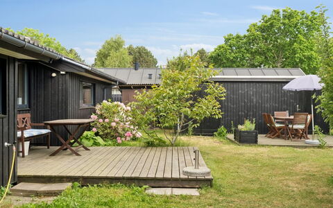Stasia - 50M from the Sea: Arbusto, Casa, Tetto, Casa, Giardino, Villetta, Lotto, Groundcover, Backyard