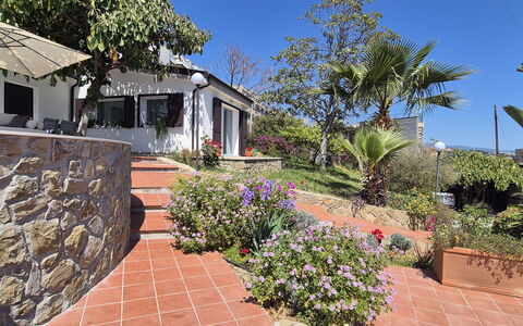 Oasis Villa Sanremo: Giardino, Eco Hotel, Ricorrere, Landscaping, Hacienda, Shade, Vaso Di Fiori, Flagstone