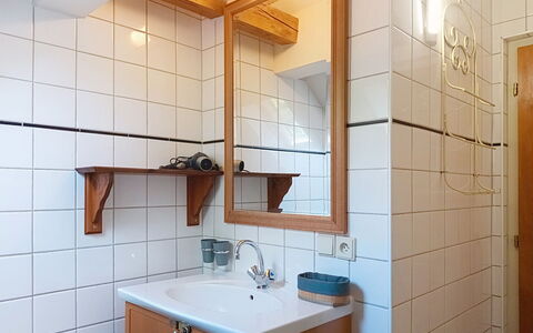 Jizera Cottage: Lavandino Del Bagno, Parete, Idraulico Fixture, Lavello, Interior Design, Pavimentazione, Legna, Rubinetto, Pavimento, Bagno