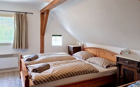 Jizera Cottage: Letto, Camera Da Letto, Mobilia, Legna, Lenzuolo, Interior Design, Bedding, Soffitto, Telaio Del Letto, Pavimento