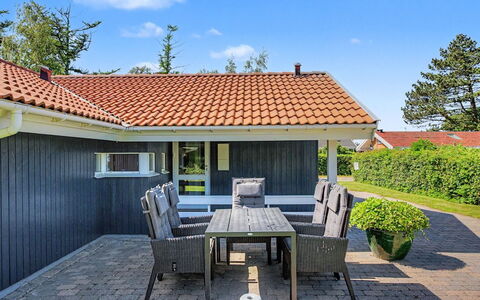 Ronna - 160M from the Sea: Casa, Casa, Tetto, Villetta, Shade, Raccordo, Estate, Portico, Landscaping, Giardino