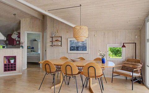 Ronna - 160M from the Sea: Pavimentazione, Legna, Pavimento, Soffitto, Interior Design, Mobilia, Pavimento In Legno, Lampada, Cucina & Sala Da Pranzo Tavolo, Sala Da Pranzo