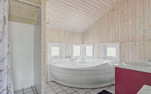 Ronna - 160M from the Sea: Pavimentazione, Pavimento, Legna, Soffitto, Interior Design, Idraulico Fixture, Vasca Da Bagno, Camera, Bagno, Casa