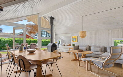 Ronna - 160M from the Sea